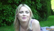 Студентка занимается сексом со старым мужчиной в саду, включая оральный секс и позу наездницы.