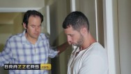 Пасынок помогает маме достичь оргазма во время душа