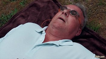 Немецкая пошлячка села на лицо старику