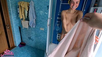 Русский мужик засадил жене прямо в душе