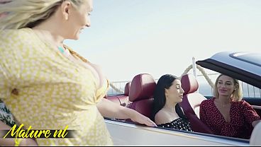 Четыре лесбиянки-милфы лижут друг другу вагины на виду у всех