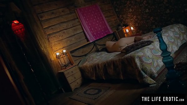 Пухлая милфа с пухлыми сосками исполняет камасутру кисточкой для макияжа