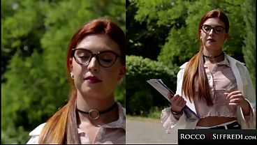 Рыжая докторша принимает огромные члены в ана?
