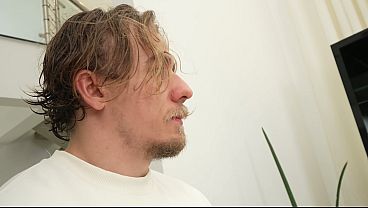 Сексуальная брюнетка дарит незабываемый сэндвич