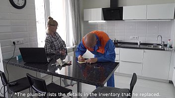 Взрослая баба отдалась сантехнику прямо на кухне